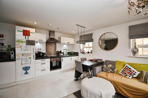 2 bedroom end of terrace house for sale, Legends Way, Hull