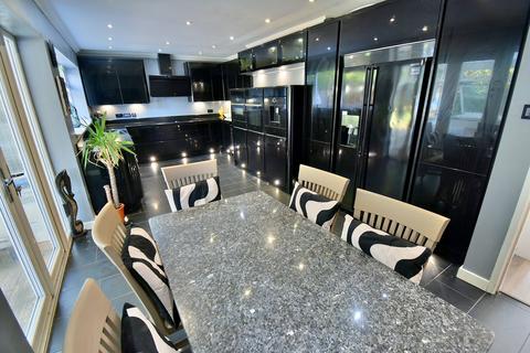 5 bedroom detached house for sale, Robins Wood Drive, Ferndown, BH22