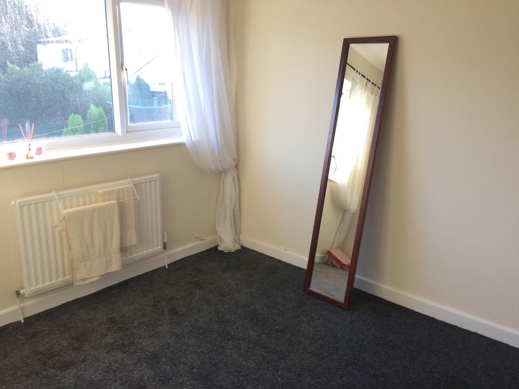 Bedroom 2 (2)