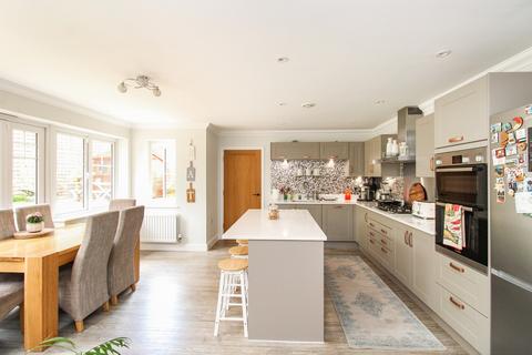 undefined, Kilnwood Close, Faygate, Horsham, West Sussex. RH12 0AN