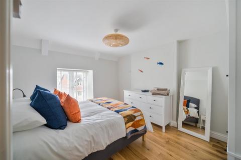 undefined, Pilton