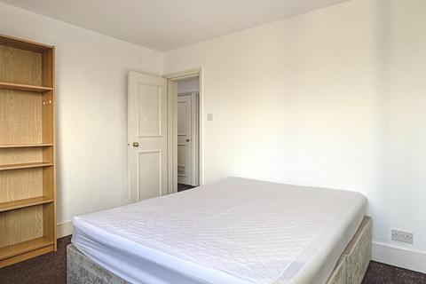 3 bedroom flat to rent, Nevern Square, Earls Court SW5