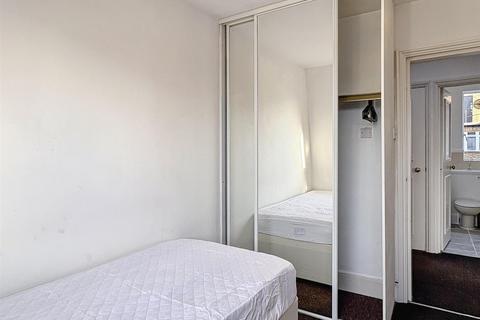 3 bedroom flat to rent, Nevern Square, Earls Court SW5