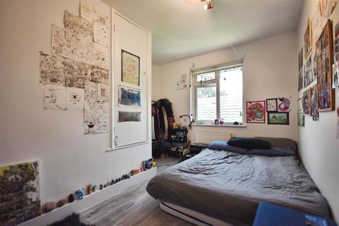 4 Brambles Close, Isleworth, TW7 5BX