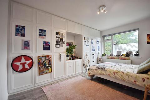 4 Brambles Close, Isleworth, TW7 5BX