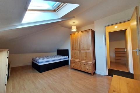 2 bedroom flat to rent, Clifton Street, Adamsdown, Cardiff, CF24