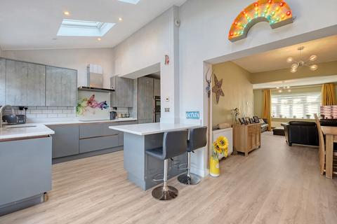 4 bedroom semi-detached house for sale, Pettits Lane North, Romford, RM1