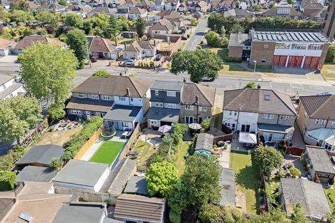 4 bedroom semi-detached house for sale, Pettits Lane North, Romford, RM1