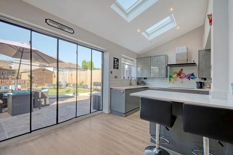 4 bedroom semi-detached house for sale, Pettits Lane North, Romford, RM1