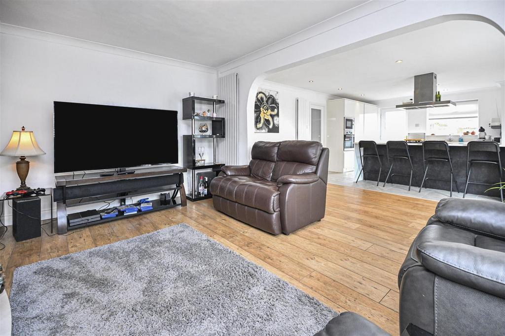 6 Hallworthy Close Lounge (3).jpg