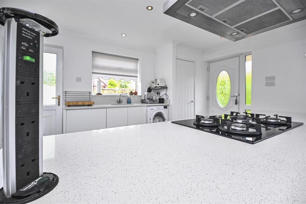 6 Hallworthy Close Kitchen (2).jpg