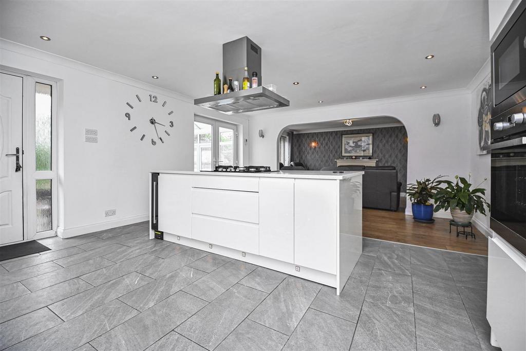 6 Hallworthy Close Kitchen (6).jpg