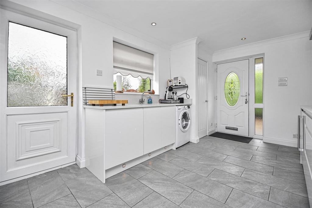 6 Hallworthy Close Kitchen (8).jpg