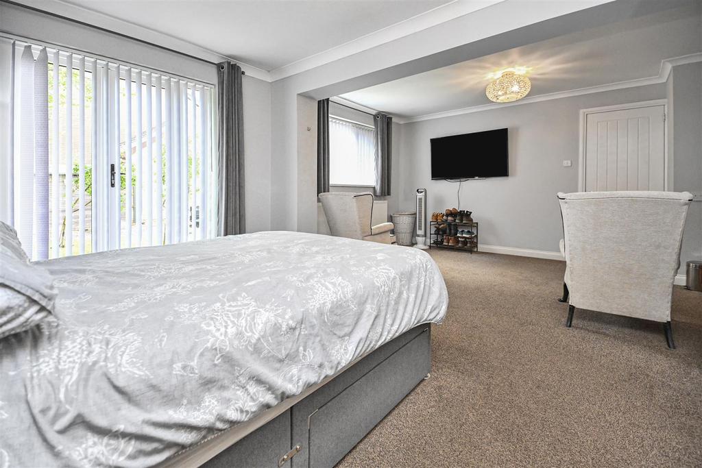 6 Hallworthy Close Bedroom 1 (3).jpg