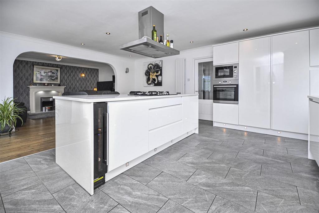 6 Hallworthy Close Kitchen (5).jpg