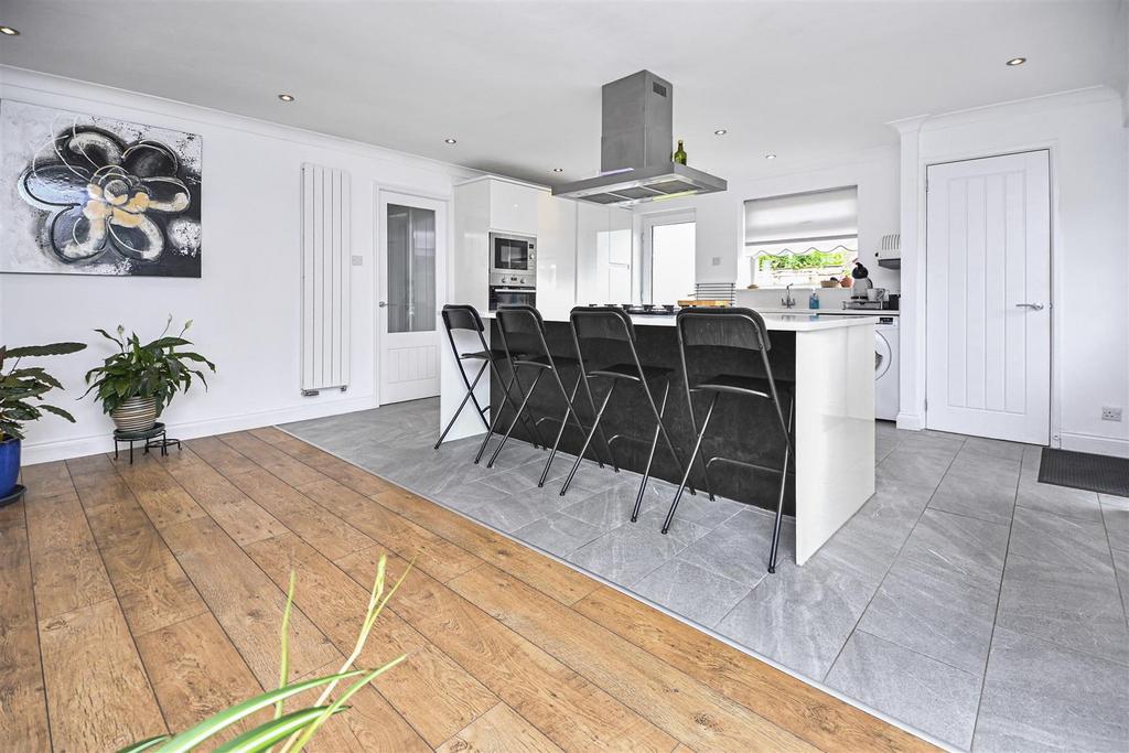 6 Hallworthy Close Kitchen (4).jpg