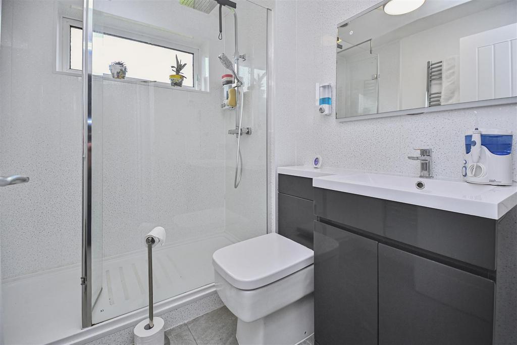 6 Hallworthy Close Bathroom.JPG