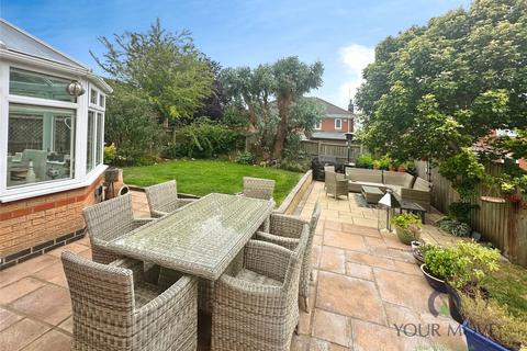 4 bedroom detached house for sale, Wakeling Close, Leicester LE8