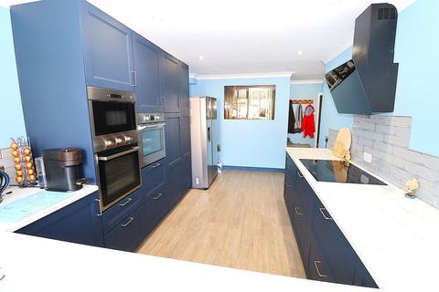 4 bedroom semi-detached house for sale, Fleet Road, Farnborough GU14