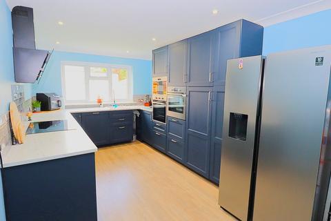 4 bedroom semi-detached house for sale, Fleet Road, Farnborough GU14