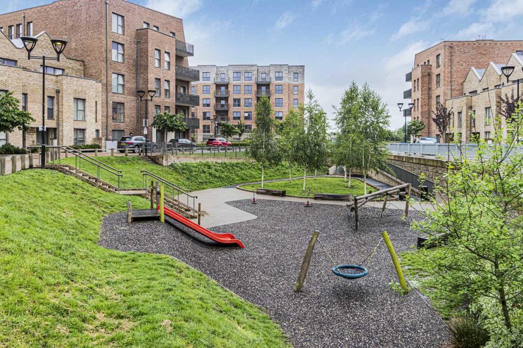 COMMUNAL GARDENS & PLAYGROUND