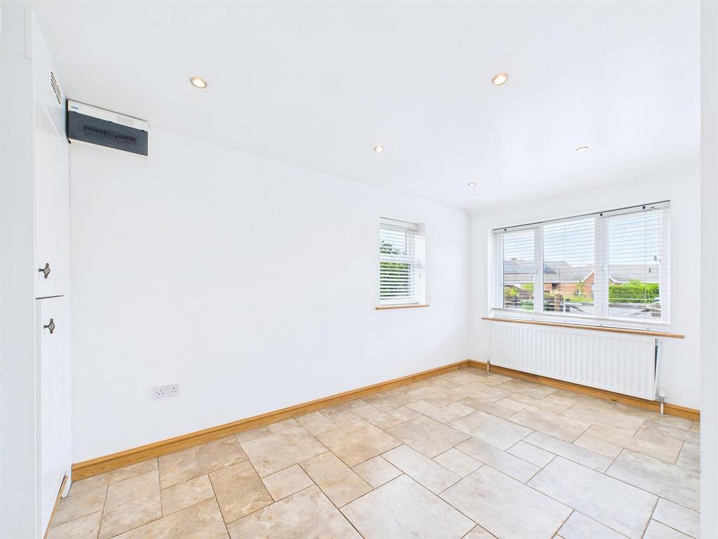 Neville Close, Saham Toney 4 bed detached house for sale £280,000