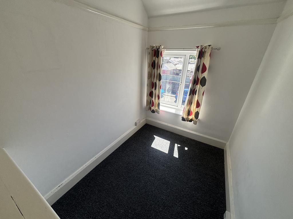 Front bedroom 3
