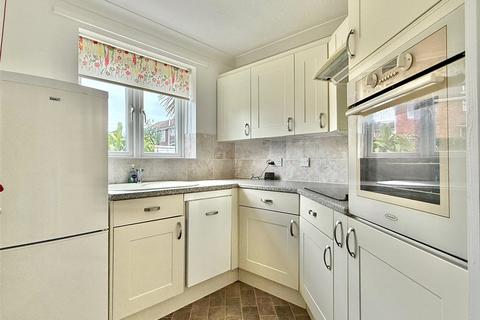 2 bedroom apartment for sale, Sea Road, Milford on Sea, Lymington, Hampshire, SO41