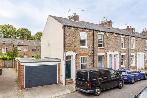 2 bedroom end of terrace house to rent, Kyme Street, York