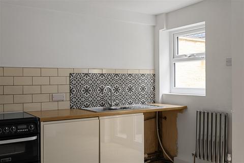 2 bedroom end of terrace house to rent, Kyme Street, York