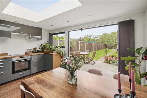 2 bedroom terraced house to rent, Hawkes Road, Mitcham