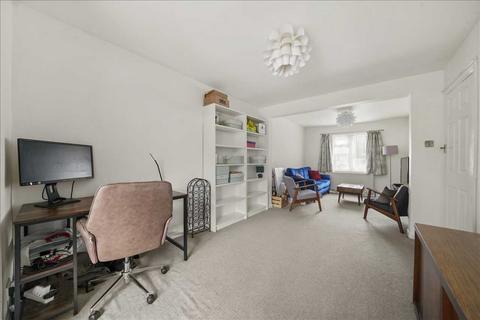2 bedroom terraced house to rent, Hawkes Road, Mitcham