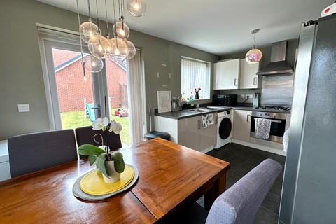 3 bedroom end of terrace house to rent, Constantine Way, Bilston WV14