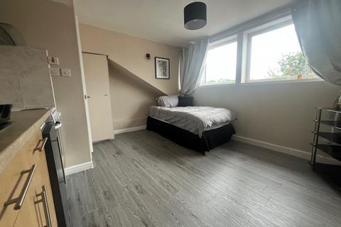 Studio to rent, Dewsbury Road, Leeds LS11