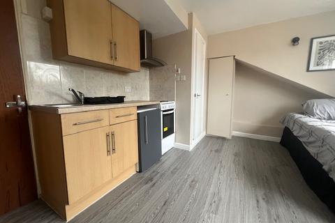 Studio to rent, Dewsbury Road, Leeds LS11