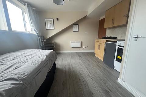 Studio to rent, Dewsbury Road, Leeds LS11
