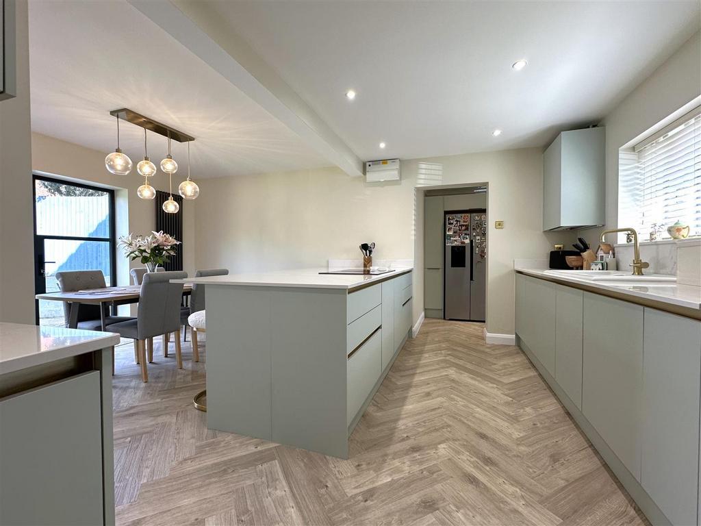 OPEN-PLAN Dining Kitchen 2.
