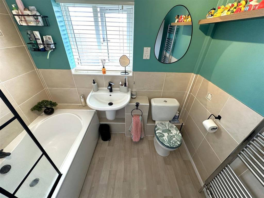 Family Bathroom 14.