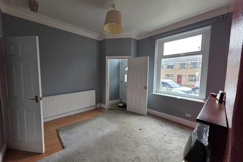 4 bedroom terraced house to rent, Rayleigh Street, BD4 7JR