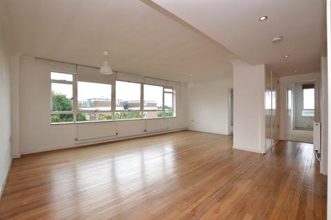 2 bedroom flat to rent, Lymer Avenue London SE19