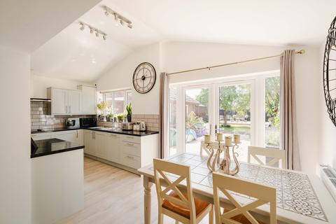 5 bedroom semi-detached house for sale