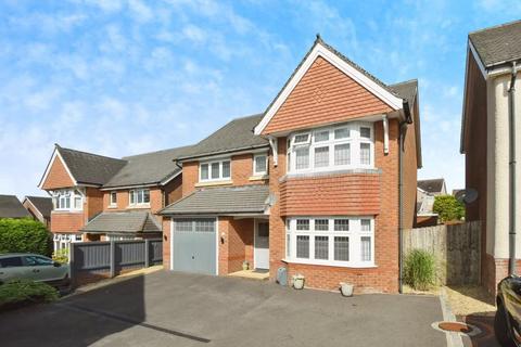 8 Clos Maes Rhedyn, Gorslas, Llanelli, SA14 6SG