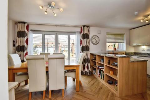 8 Clos Maes Rhedyn, Gorslas, Llanelli, SA14 6SG