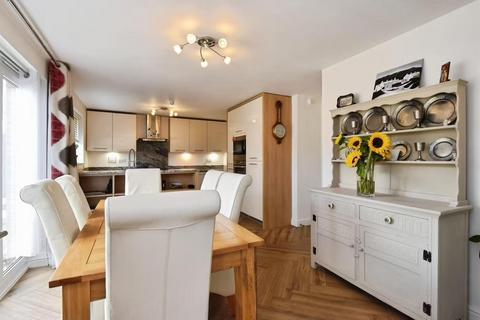 8 Clos Maes Rhedyn, Gorslas, Llanelli, SA14 6SG