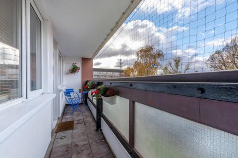 2 bedroom flat for sale, Phipps Bridge Road, Mitcham, CR4