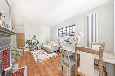 2 bedroom flat for sale, Cotherstone Road, London SW2