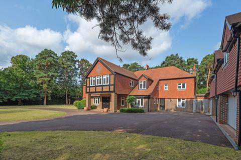 6 bedroom detached house to rent, Byfleet Road, Cobham KT11