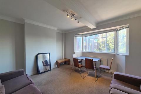 3 bedroom apartment to rent, Granville Court, London SW9