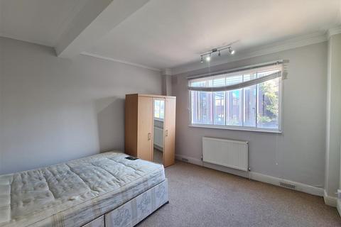 3 bedroom apartment to rent, Granville Court, London SW9