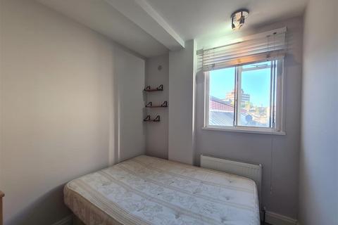 3 bedroom apartment to rent, Granville Court, London SW9